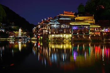 長沙出發(fā)到張家界天門山、玻璃棧道、鳳凰古城、鳳凰夜景往返二日游